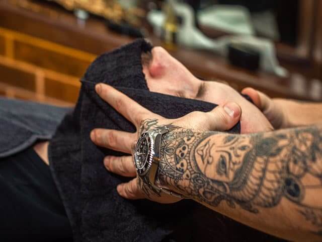 Королевское Бритьё в Oldboy Barbershop: Распаривание кожи