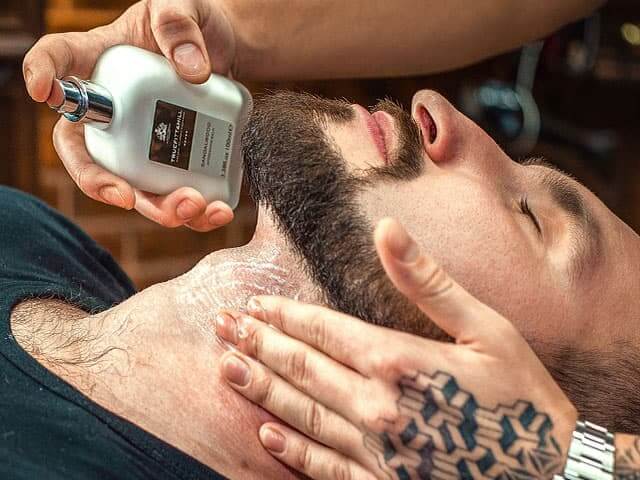 Королевское Бритьё в Oldboy Barbershop: Нанесение средства после бритья